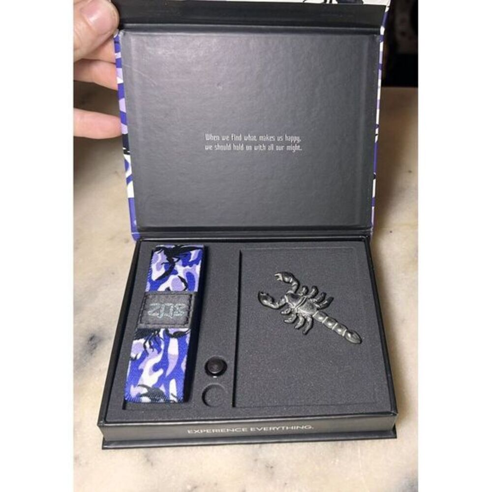 RARE NEW Zox Grab Hold Scorpion Limited Edition Collectors Pearl Box Band & Pin